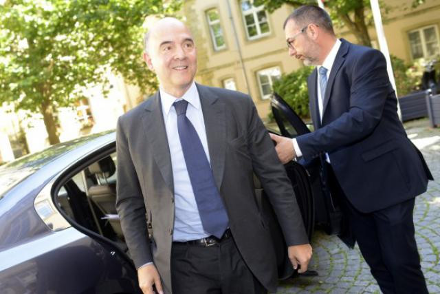Pierre Moscovici, à son arrivée au bureau du Premier ministre Xavier Bettel. (Photo: Christophe Olinger)