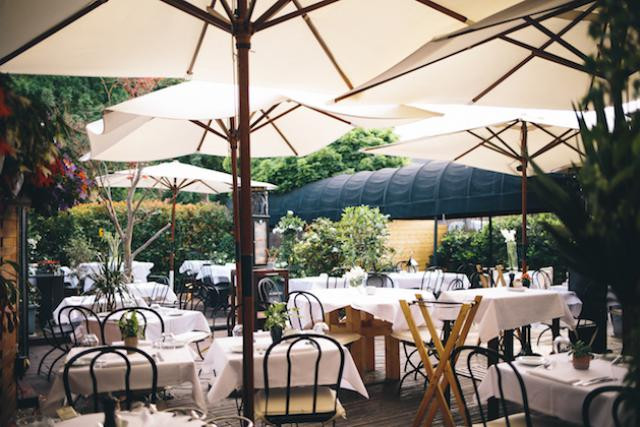 Bonne table et belle terrasse, soleil et ombre, service de qualité et cadre agréable, les restaurateurs nous ouvrent leurs portes. (Photo: Happy Dayz)