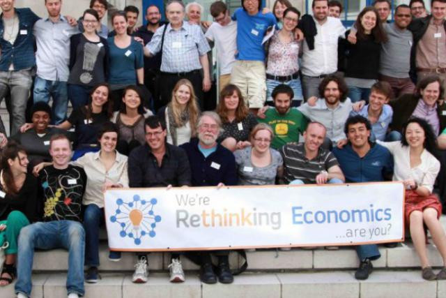 Rethinking Economics est une initiative d’étudiants en économie de 19 pays qui ont corédigé une charte pour réintroduire la diversité des idées dans l’enseignement de l’économie. (Photo: Rethinking Economics)
