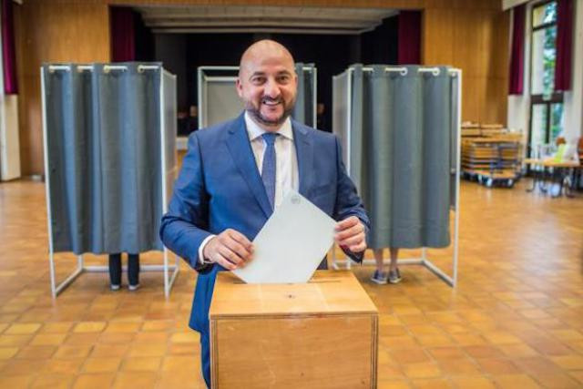 Étienne Schneider est apparu détendu au bureau de vote de Cessange. (Photo: Mike Zenari)
