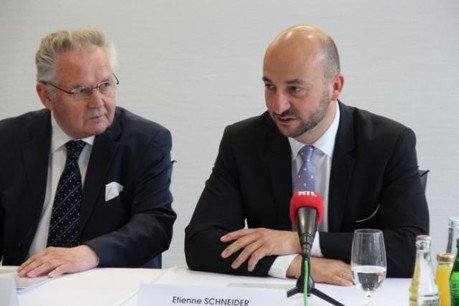 Le ministre Schneider voit dans la démarche de l'industriel (à gauche le CEO M. Halter) un exemple. (Photo SIP)