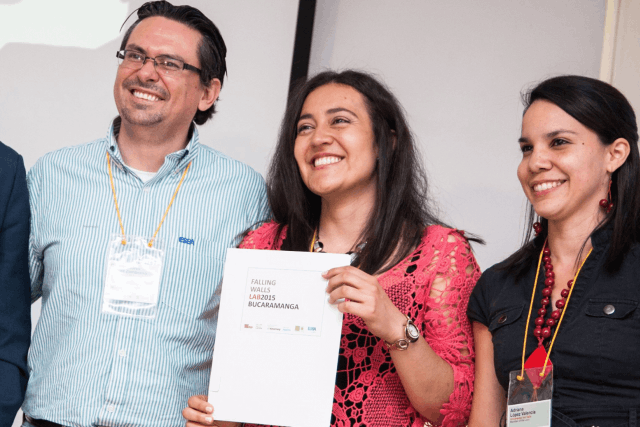 La «Falling Walls Conference» comporte plusieurs chapitres internationaux. Ici, la gagnante à Bucaramanga pour son projet de solution contre la résistance aux antibiotiques.  (Photo: Dirk Laessig)