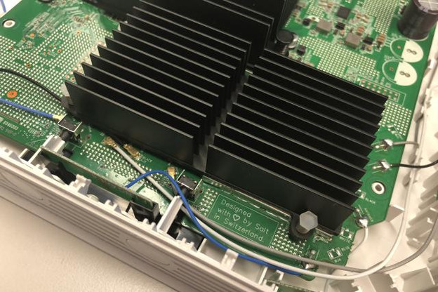 On retrouve un processeur Quad Core cadencé à 1,5GHz, de la mémoire vivre DDR 32Bits et surtout une puce réseau de dernière génération. (Photo: Salt)