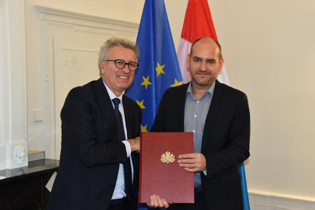 Le ministre des Finances, Pierre Gramegna, octroie l’agrément de PSF de support à Raoul Mulheims, le CEO de Finologee. (Photo: Finologee)