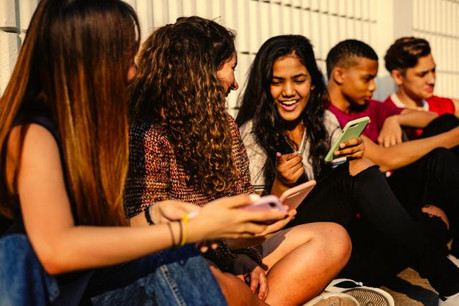 Les jeunes délaissent majoritairement les ordinateurs, au profit des smartphones, plébiscitent Snapchat (85,3%) et Instagram (66,7%), au détriment de Facebook et Twitter (28,7% et 16,3%, respectivement). (Photo: Shutterstock )