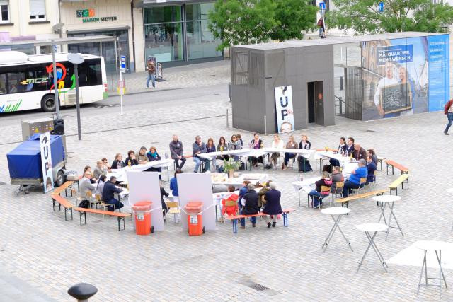 La «Table de midi» organisée le 13 juin par Up Foundation sur la place du Marché à Esch-sur-Alzette avait réuni une trentaine d’acteurs locaux et nationaux. (Photo: Facebook / Up Foundation)