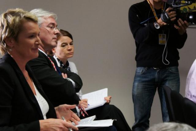 Élise Lucet, de France 2 (à gauche), aux côtés de... la communication du gouvernement, au dernier sommet européen. (Photo paperJam/D.R.)