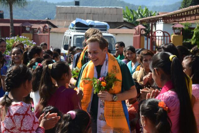 François Prum au milieu des jeunes femmes soutenues au travers de programmes d’éducation au Népal. (Photo: DR)