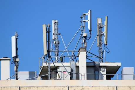 Les fréquences élevées de la 5G devraient néanmoins garantir une meilleure convergence des ondes vers les appareils, accentuant ainsi l’efficacité de la transmission sans avoir à augmenter la puissance d’émission. (Photo: Fotolia / Jackin)