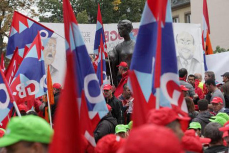 Les salariés arrêtent la production pour protester contre les fermetures d’usines. (Photo : Luc Deflorenne/archives)