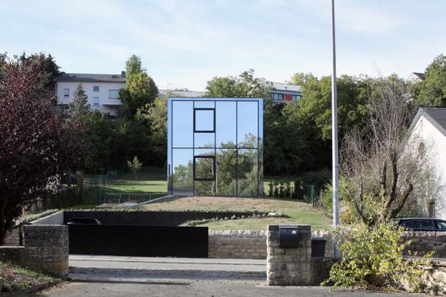 La maison se démarque dans un contexte suburbain. (Photo: Maxime Delvaux)