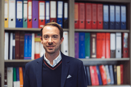 Le président du Jeune Barreau, Cédric Bellwald, soutient comme le bâtonnier François Prum que l’avocat doit porter la robe et seulement la robe devant un tribunal. (Photo: Sébastien Goossens)