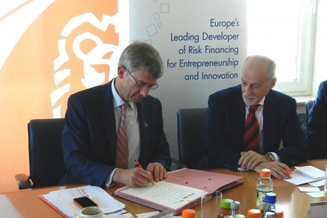 Le CEO d’ING Luxembourg, Luc Verbeken (à gauche), a signé l’accord avec Pier Luigi Gilibert, chief executive du FEI. (Photo: ING Luxembourg)