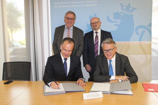Au premier plan: Piotr Pluta, Cisco, et Nicolas Schmit, ministre du Travail. En arrière-plan: Nico Binsfeld, Skills Bridge, et Romain Siebenaler, Cisco. (Photo: ministère du Travail)