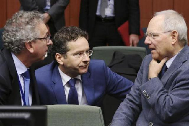 Pierre Gramegna, en compagnie du président de l'Eurogroupe, Jeroen Dijsselbloem, et du ministre allemand des Finances, Wolfgang Schäuble. (Photo: Paperjam.lu / archives)