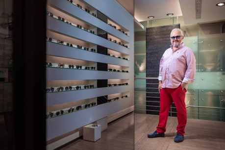 Maurice Léonard devant «son» rayon chez un opticien de Luxembourg-ville. (Photo: Edouard Olszewski)