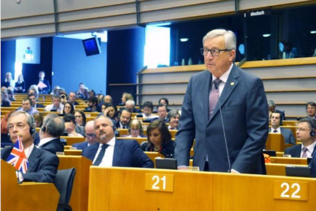 Jean-Claude Juncker s'est exprimé, avec comme voisin direct Nigel Farage, figure de proue du Brexit. (Photo: Parlement européen)