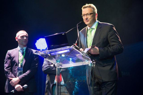 Jean-Luc Martino a tenu a remercier la direction générale de la banque Raiffeisen, sponsor indispensable dans son métier. (Photo: Charles Caratini)