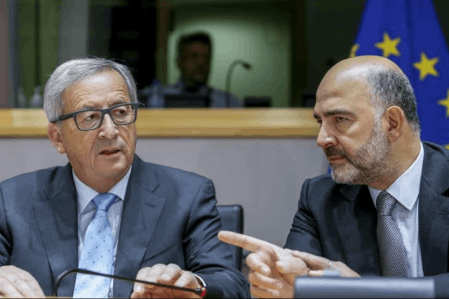 Jean-Claude Juncker, aux côtés de son commissaire en charge des questions fiscales Pierre Moscovici, le 17 septembre dernier. (Photo: Parlement européen)