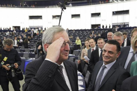 Juncker félicité par les députés après son élection ce mardi (Photo: Parlement européen)