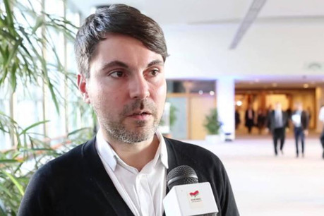 Fabio De Masi a fait pression sur Juncker et devrait savoir bientôt ce que contient la page manquante du rapport Krecké sur la fraude fiscale. (Photo: YouTube)