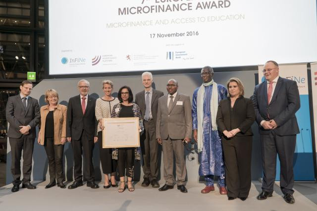 La gagnante Roshaneh Zafar, managing director de Kashf Foundation, en compagnie des autres lauréats et des têtes pensantes de l’événement. (Photo: Eric Chenal)