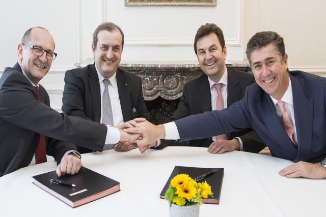 Marc Lauwers (group COO)  et Yves Stein (group CEO) de KBL avec Christophe Gabriel et Alain Picquet, directeurs TIB au sein de Lombard Odier (Photo: KBL)