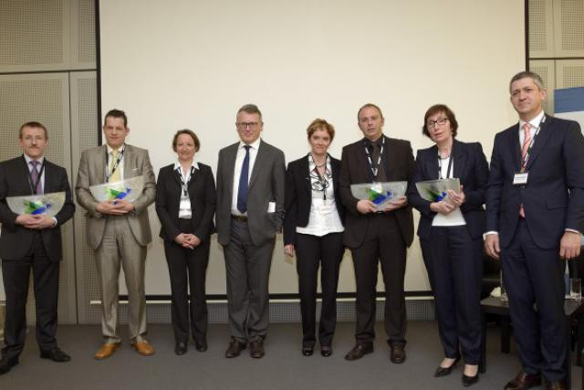 Le ministre du Travail et de l'Emploi, Nicolas Schmit (au centre) entouré des lauréats.  (Photo: Christophe Olinger)