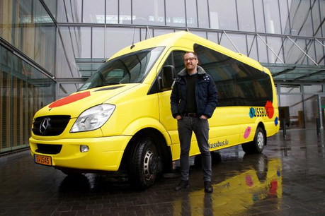 Jean-Luc Rippinger, le CEO et cofondateur de Kussbus, devant l’un des sept Kussbus déployés pour tester avec PwC ce tout nouveau service de mobilité. (Photo: DR)