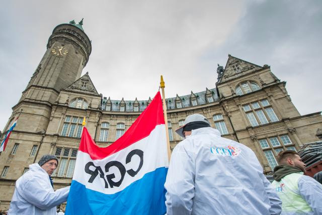 Environ 150 des 1.820 membres du personnel ont manifesté devant la BCEE. (Photo: Nader Ghavami)