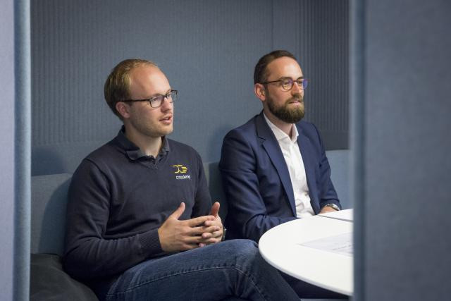 Oliver Schimek (à gauche), le CEO de Crosslend, et Alex Lawrence, le directeur général de Crosslend Luxembourg, dans les bureaux de Paperjam. (Photo: Maison Moderne)