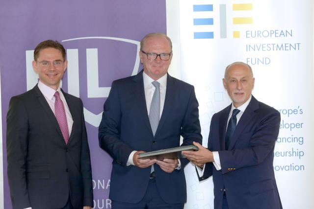 Le commissaire européen à l'Emploi, Jyrki Katainen, Marcel Leyers (Bil) et Pier Luigi Gilibert (FEI) ensemble pour soutenir les PME innovantes. (Photo: BIL)