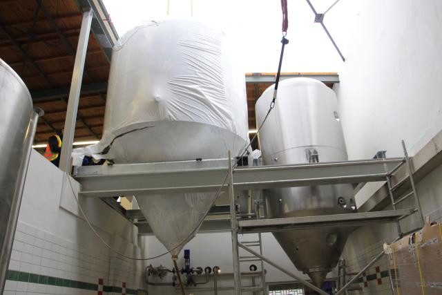La Brasserie Nationale vient de recevoir deux nouvelles cuves – l’une de 3 tonnes, l’autre de 1,7 tonne – dans le cadre de son projet de «cave à levure». (Photo: Brasserie nationale)