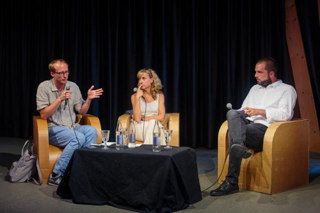 Autour de cette table ronde: Jean-Claude Franck, rédacteur en chef de Radio 100,7, Caroline Mart, rédactrice en chef adjointe de RTL Télé Lëtzebuerg, et Christophe Bumb, modérateur et journaliste pour reporter.lu. (Photo: Matic Zorman)