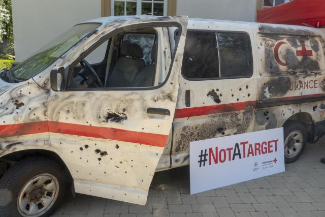 Le véhicule humanitaire criblé de balles voyagera à travers le pays jusqu’au 15 juillet. (Photo : Croix-Rouge luxembourgeoise)