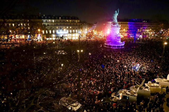 Près de 20.000 personnes étaient réunies ce mardi soir place de la République à Paris. (Photo: Twitter / @faureolivier)