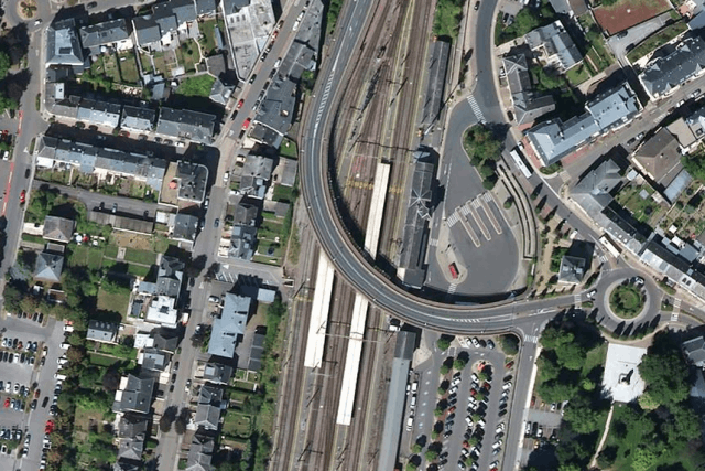 Outre un réaménagement complet des voies et un repositionnement des quais, la gare de Bettembourg se verra notamment dotée d’un deuxième accès depuis le parking vers les quais. (Photo: Geoportal)