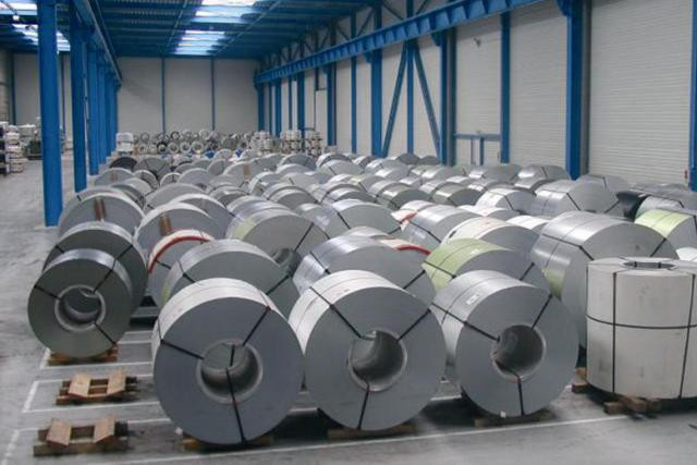 Les bobines d'acier produites par ArcelorMittal Florange ne peuvent actuellement plus rejoindre le port d'Illange, en raison du blocage de la gare de fret d'Ébange. (Photo: DR)