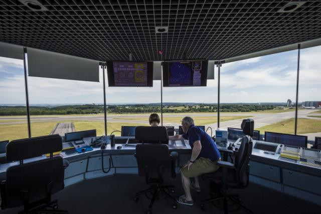 La volonté de la Dac de confier exclusivement à Lux-Airport le droit de décision sur l’aérodrome, en contradiction avec l’accord trouvé avec le gouvernement, pousse les fonctionnaires de l’Ana à brandir la menace de la grève. Et donc du blocage du Findel. (Photo: Mike Zenari)