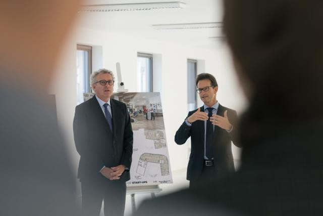 Carlo Thelen, aux côtés de Pierre Gramegna, lors d’une visite du site qui sera prochainement occupé par 150 à 200 start-up. (Photo: Sébastien Goossens / archives)