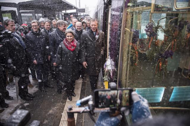 L’inauguration du tram, dimanche 10 décembre, par le couple grand-ducal, marque le coup d’envoi d’une conception nouvelle des déplacements urbains, tournés vers la multimodalité. (Photo: Anthony Dehez)