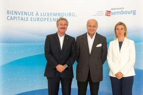 Jean Asselborn et Federica Mogherini président la réunion informelle «Gymnich» à laquelle participe notamment le ministre français des Affaires étrangères, Laurent Fabius. (Photo: Présidence du Conseil de l'Union européenne)
