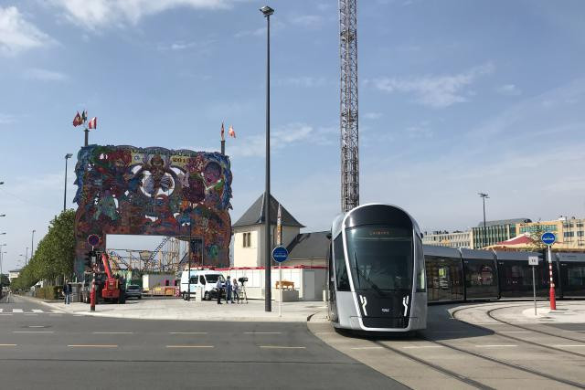 Le tram passe au plus près de la Schueberfouer cette année. (Photo: Ioanna Schimizzi)