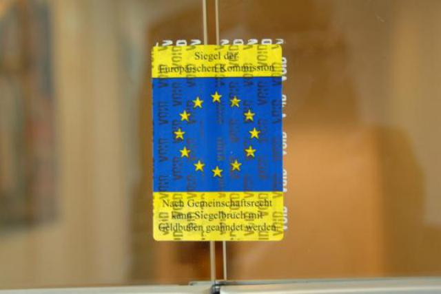 La vente de la BIL (symboliquement) sous les scellés de la direction générale de la concurrence de la Commission européenne.  (Photo : Commission Européenne)