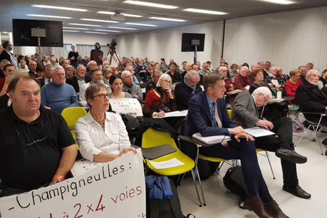 De nombreux élus du secteur étaient également sur place. Notamment Mathieu Klein, président du département de la Meurthe-et-Moselle (ici au premier rang, deuxième en partant de la droite). (Photo: @Prefet54)