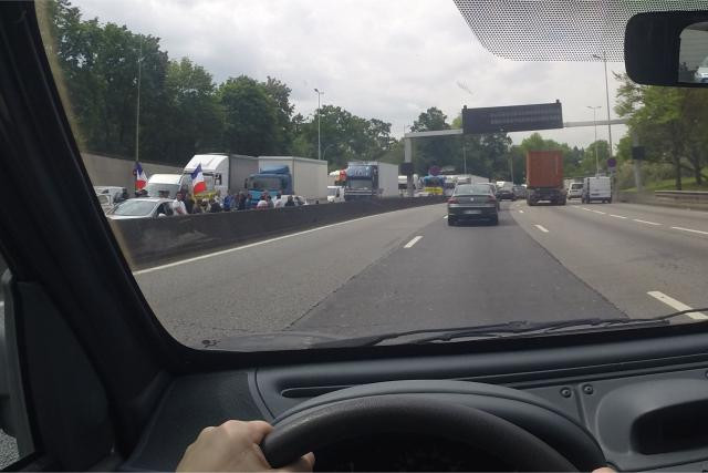 Le mouvement mené hier sur l’A31 en direction de Luxembourg a généré jusqu’à une dizaine de kilomètres de ralentissement. (Photo: Facebook)
