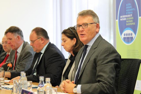 Lors de la présentation de l'action, Robert Huberty (ITM) et les ministres Romain Schneider (Sécurité sociale), Lydia Mutsch (Santé), Nicolas Schmit (Travail). (Photo: MTEESS)