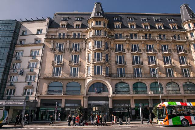 Dans un quartier qui entame une mue et attend l’arrivée du tram, l’Alfa reste, pour l’instant, sans vie devant le regard des passants. (Photo: Edouard Olszewski)