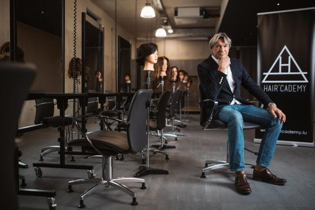 Jean-Marie Ferber dans l’un de ses 13 salons de coiffure. (Photo: Edouard Olszewski)