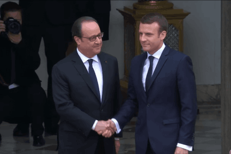 Entre le désormais ancien président et le désormais nouveau président, une certaine complicité était visible. Discrètement. (Photo: BFM TV)